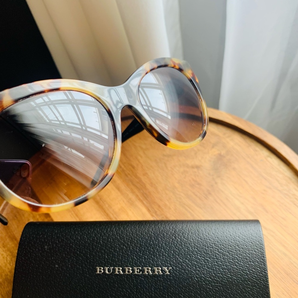 Burberry Tortoise Shell Sunglasses B4156 - Picture 6 of 7